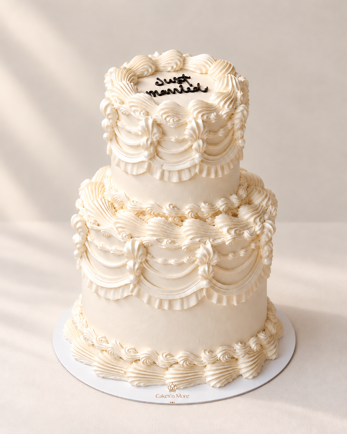 Lambeth Engagement Cake — base blanche et logo Cakes’n More