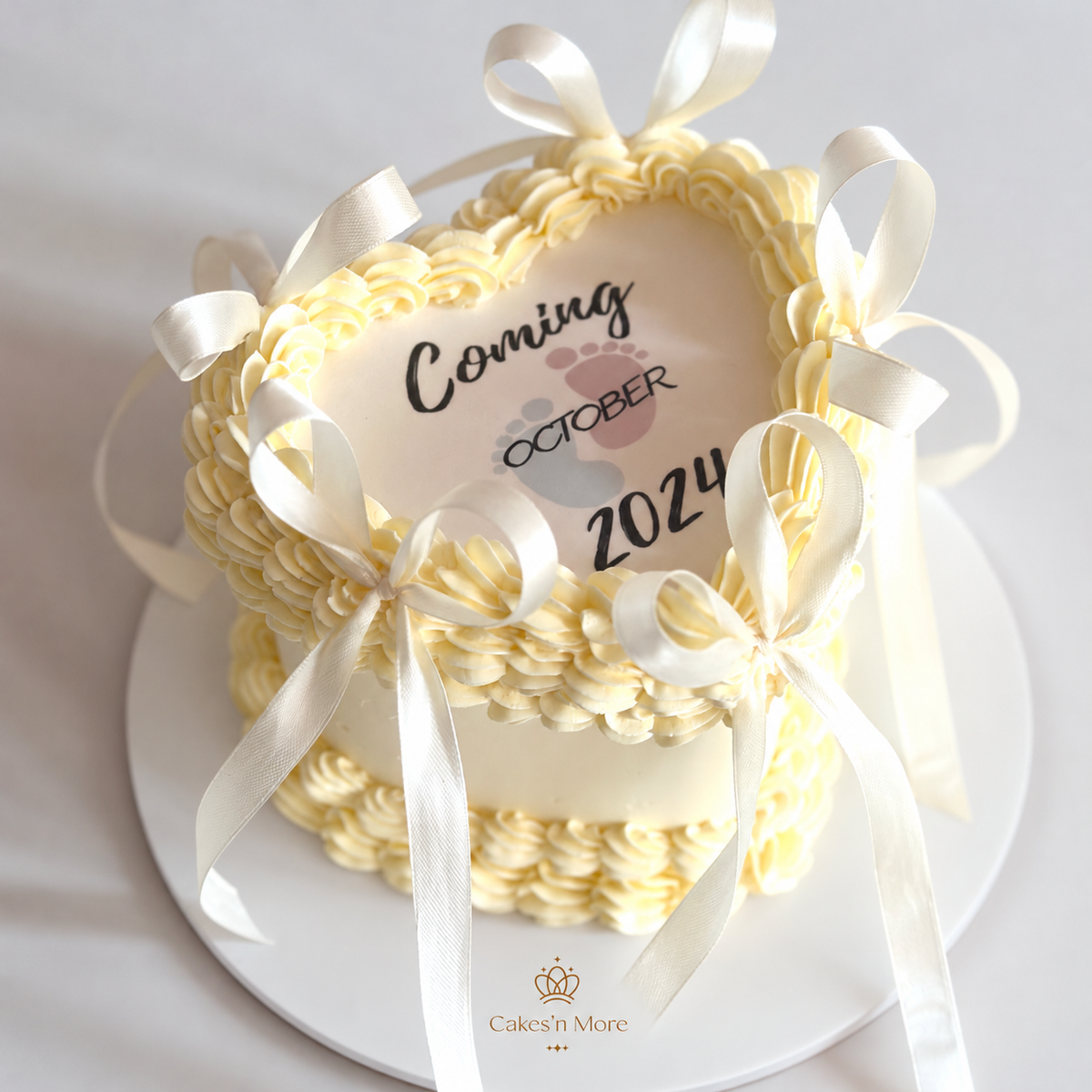 Gender Reveal Burn Away Cake — base blanche et logo Cakes’n More