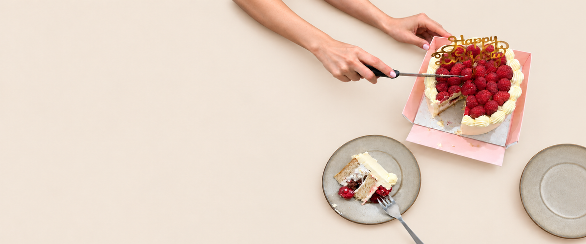 Gâteau aux framboises au moment de la découpe