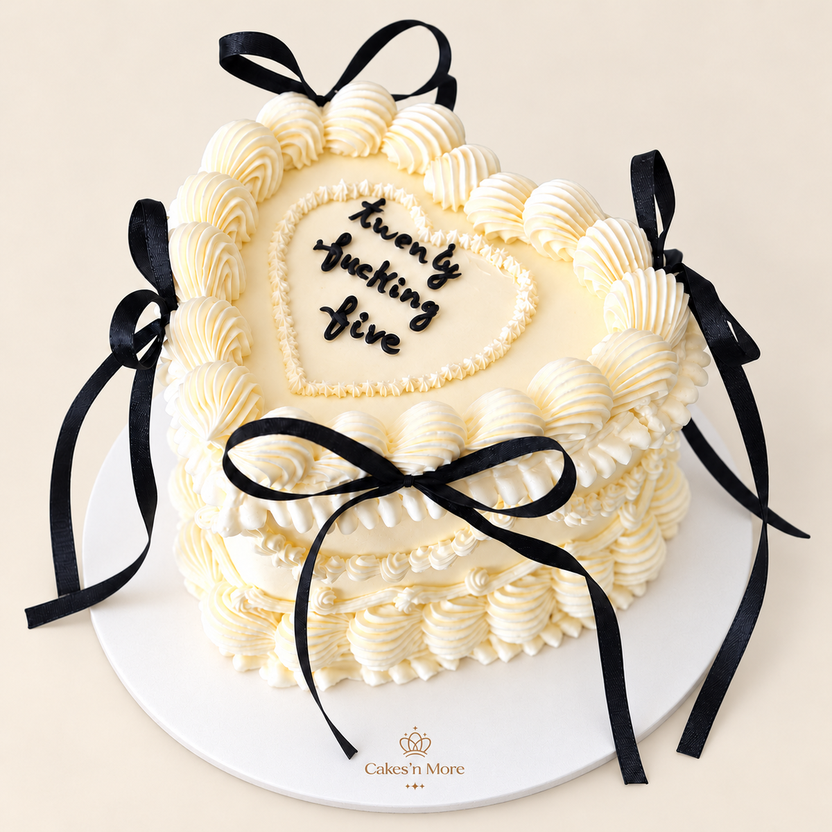 Ribbon Heart Cake — base blanche et logo Cakes’n More