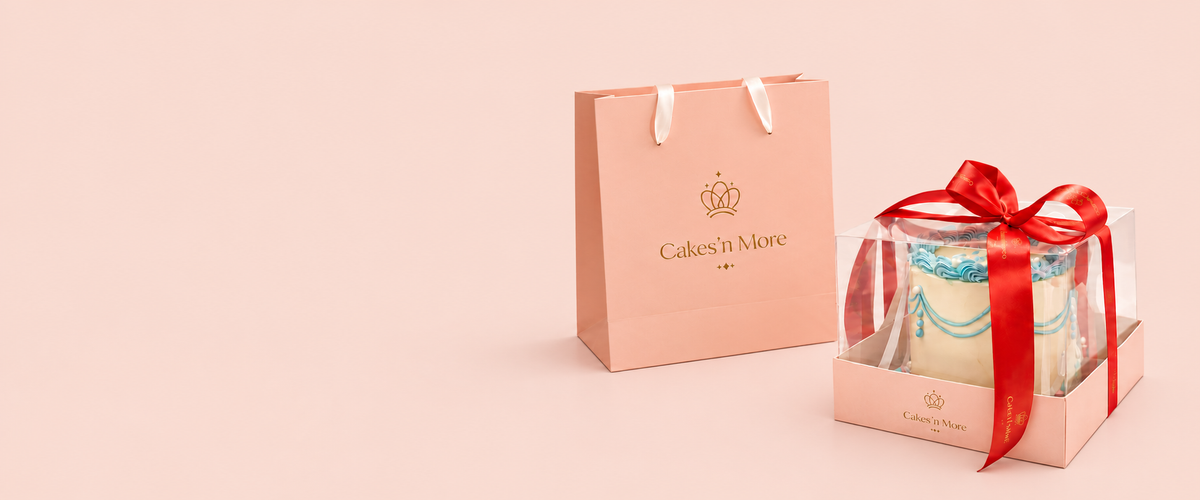 Coffret et sac Cakes’n More sur fond rose pâle uni