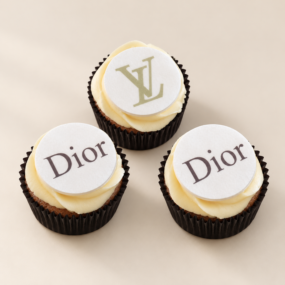 Logo Cupcakes sur fond ivoire, composition de trois cupcakes
