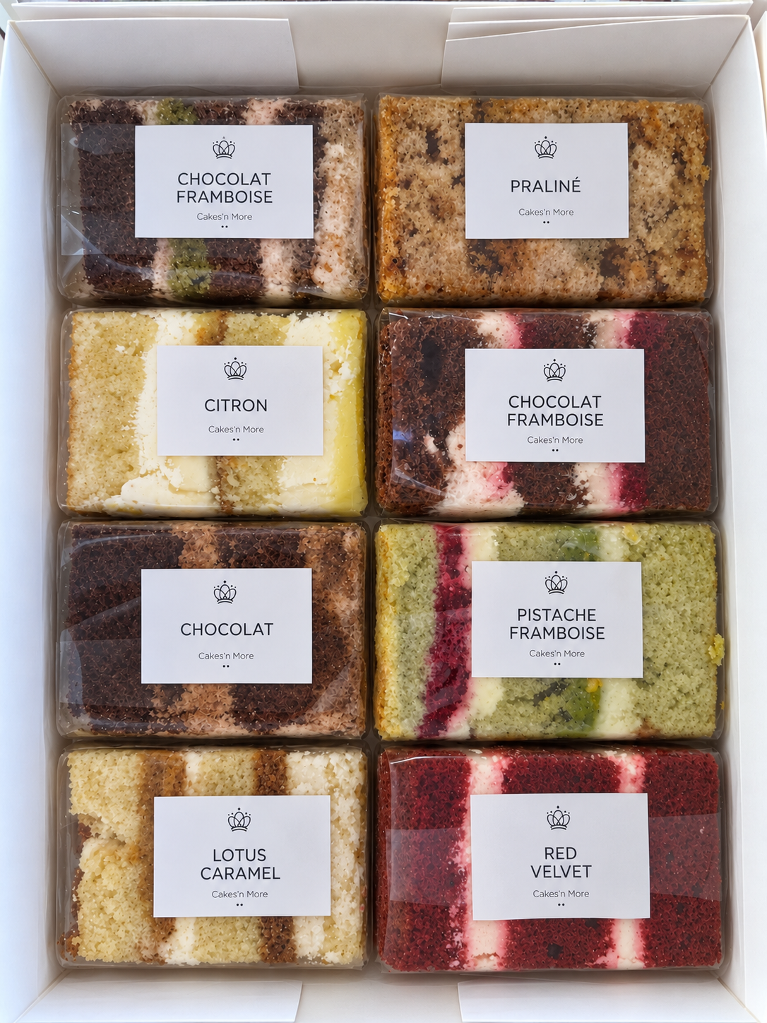 Huit portions de dégustation Cakes’n More alignées dans leur boîte, avec étiquettes lisibles