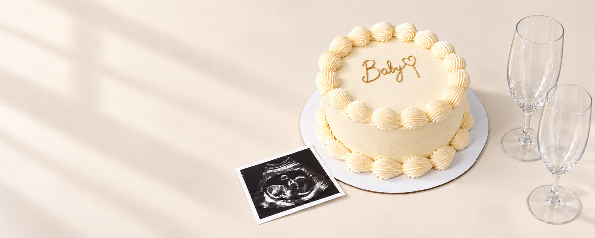 Avant la révélation : gâteau Baby entier et verres vides