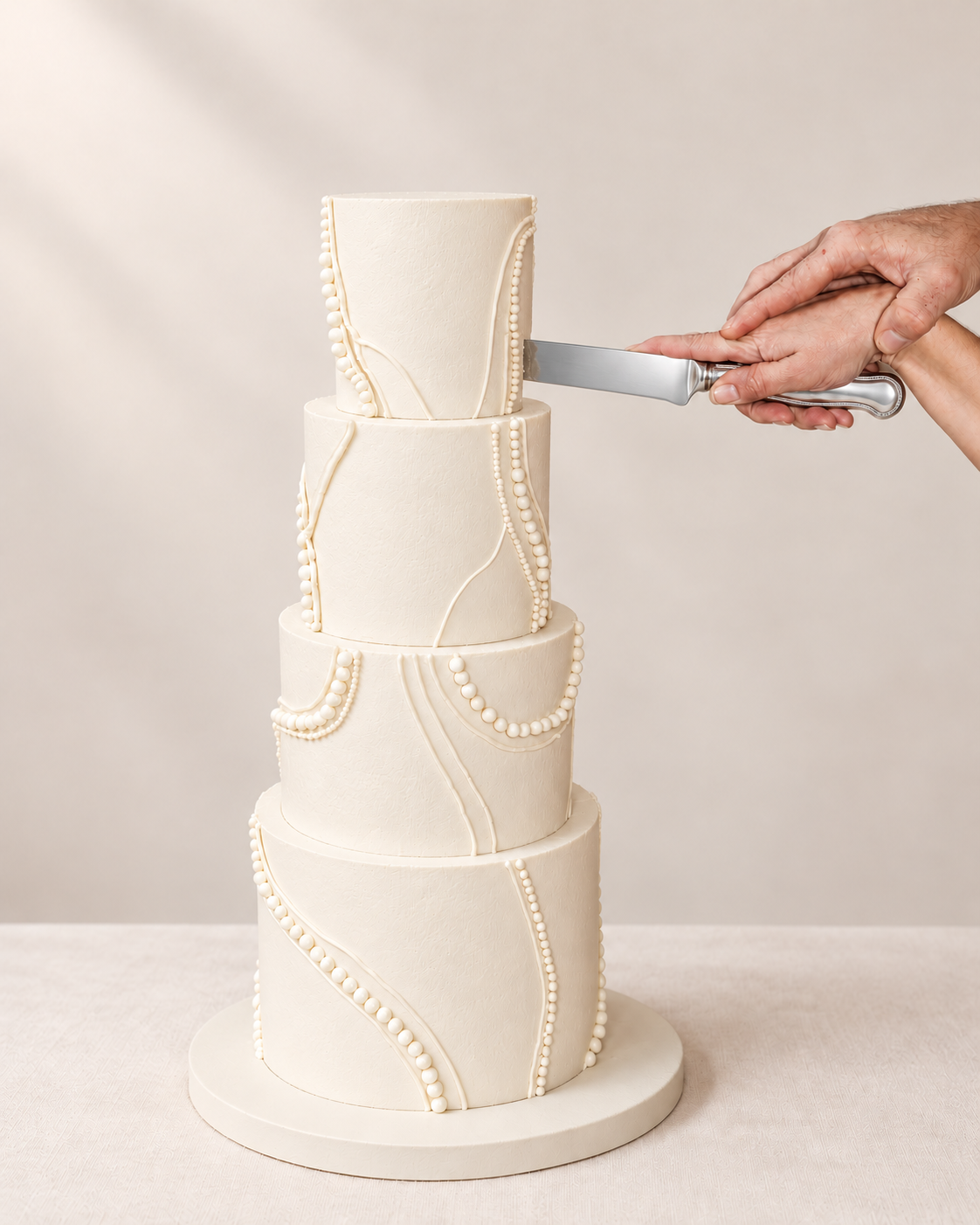 Wedding cake blanc à perles, finitions retouchées et lumière naturelle