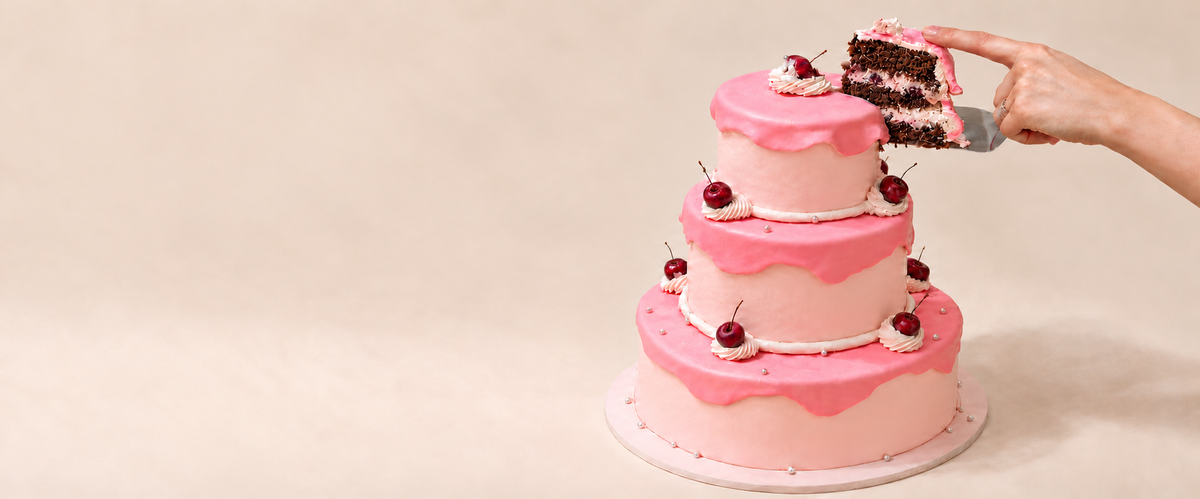 Gâteau personnalisé rose sans rubans, découpe naturelle au chocolat