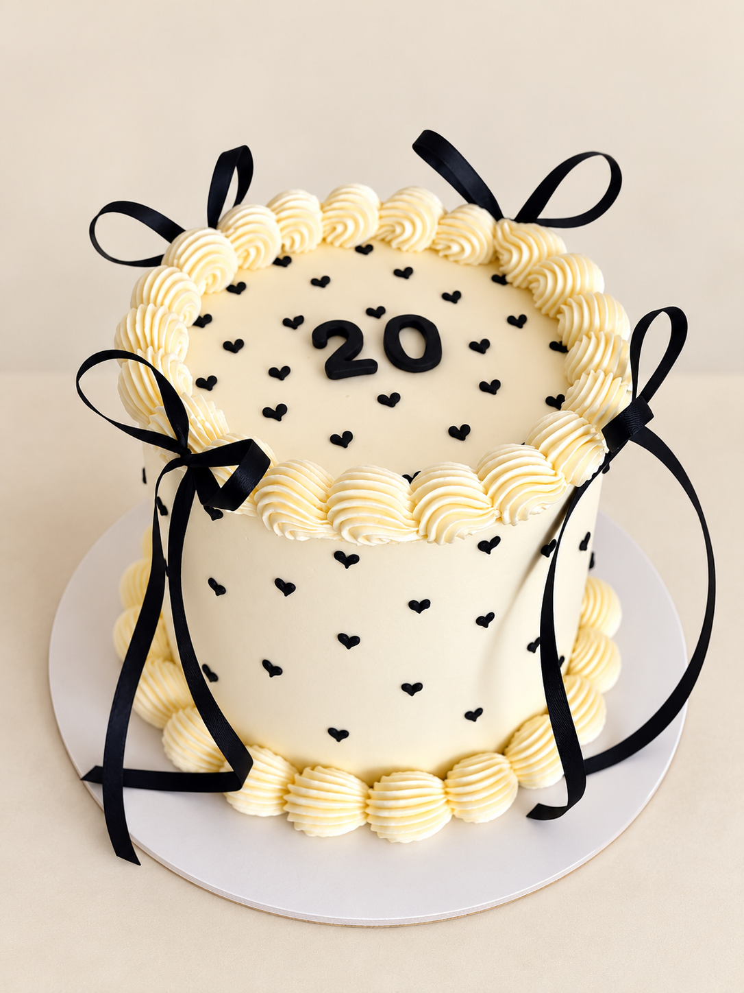 Bows & Bliss : gâteau blanc à petits cœurs et rubans noirs