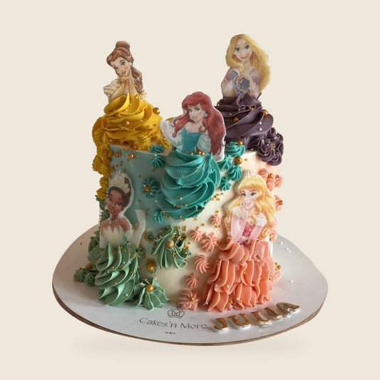 Princesses Disney — gâteau légèrement rehaussé, fond beige uniforme