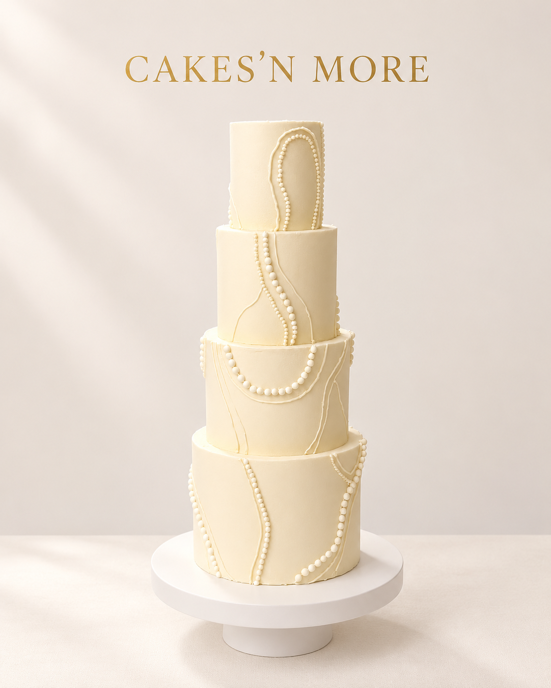 Wedding cake blanc à perles, vue de trois quarts