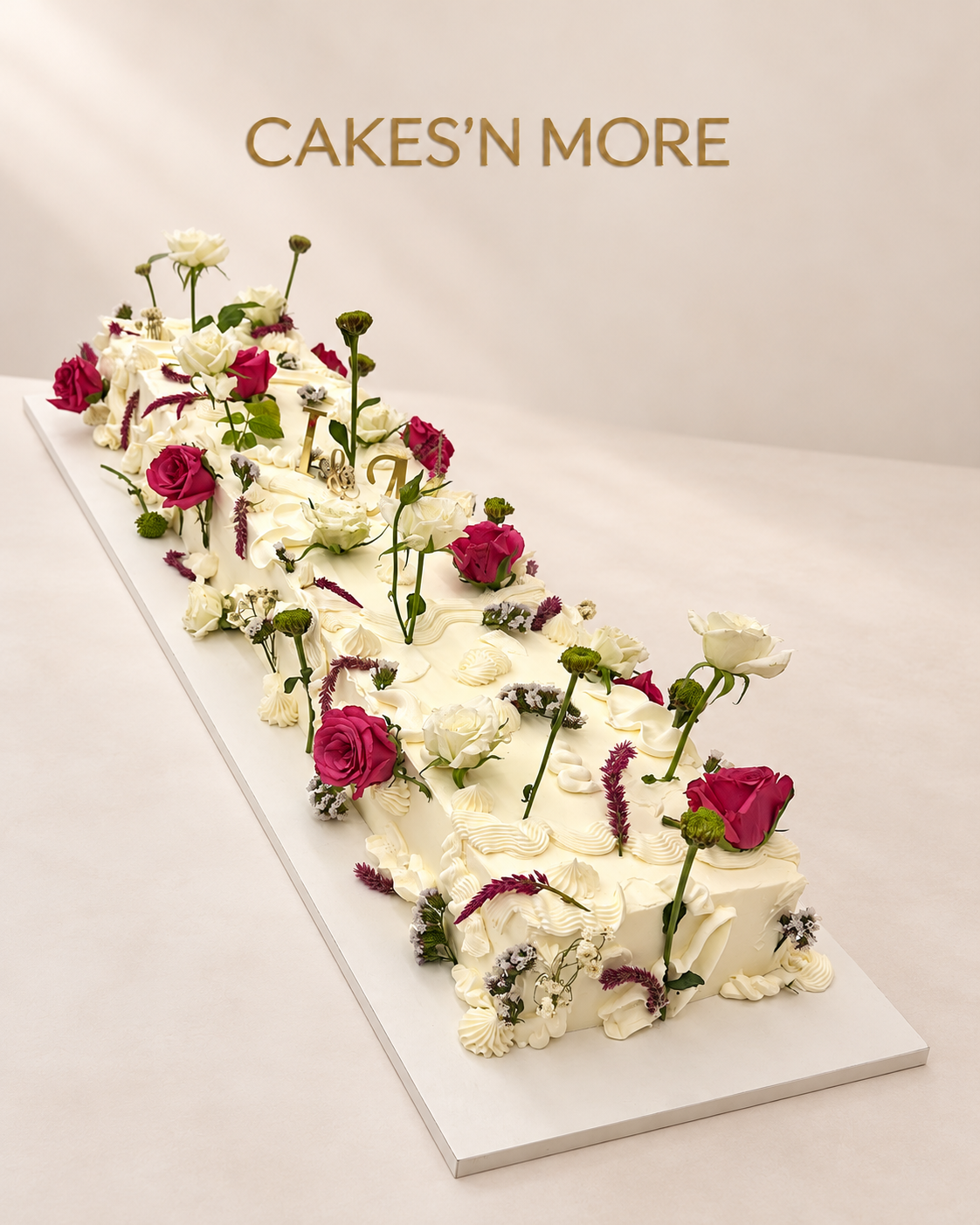 Gâteau de mariage long, crème ivoire et fleurs blanches et bordeaux — Cakes’n More